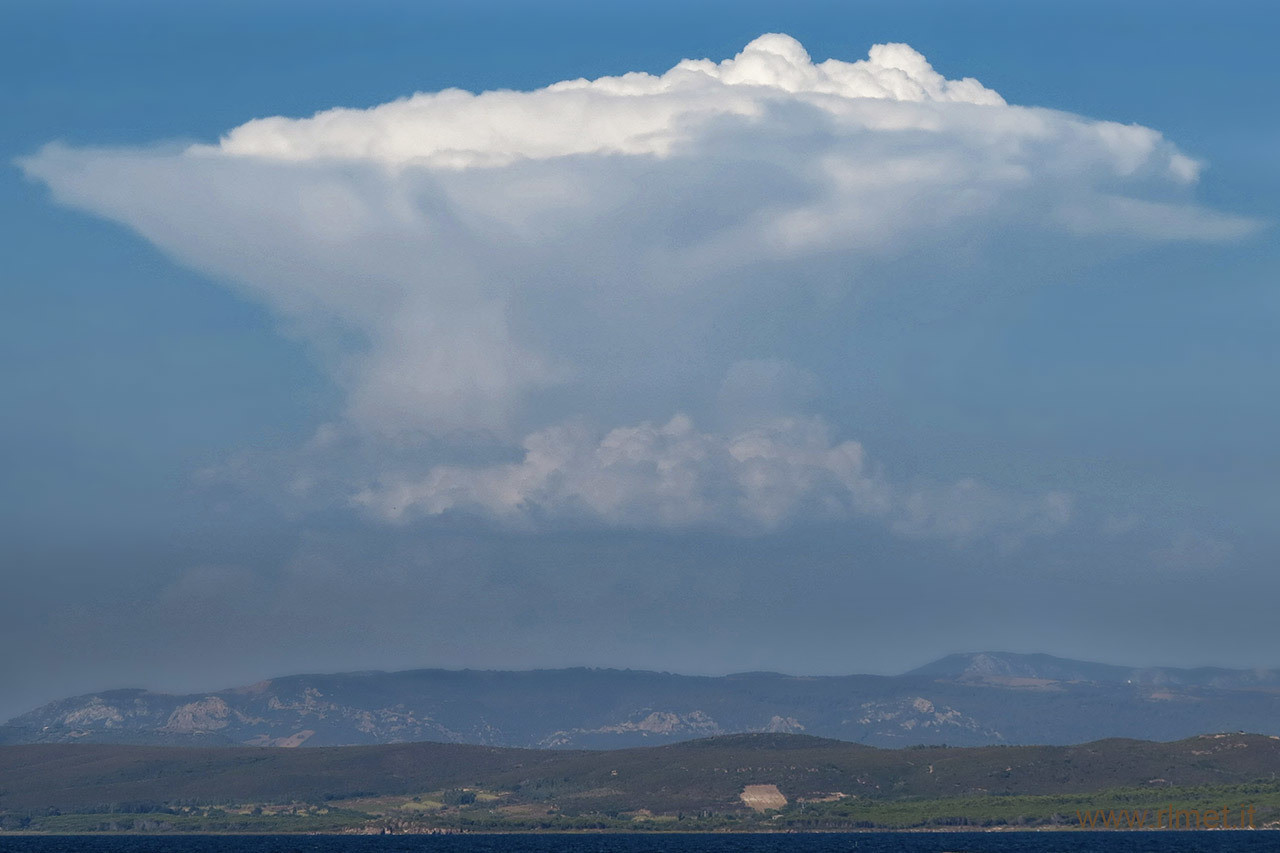 Cumulonimbus capillatus incus con overshooting top